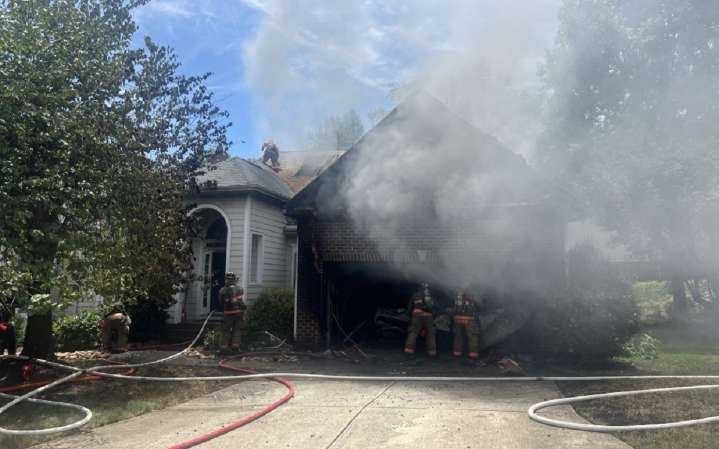 Familia se salva de incendio en Durham, pero pierde a su perro