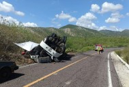 Volcadura de tráiler en Los Barriles deja dos lesionados y derrame de combustible