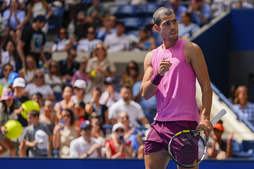 Carlos Alcaraz avanza sin contratiempos en el US Open a pesar de problema de rodilla