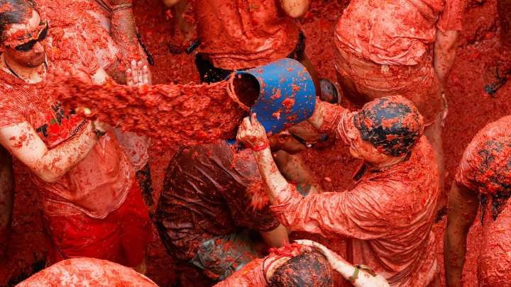 Frenesí en el día grande de Buñol: la Tomatina reúne 22.000 personas y 120.000 kilos de tomates