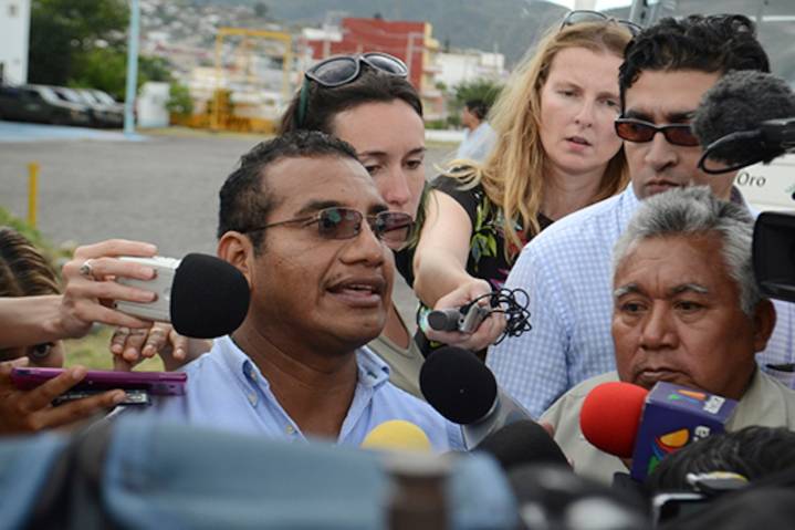 Renuncia Vidulfo Rosales a defensa de familiares de los 43 desaparecidos de Ayotzinapa; se iría a la Corte
