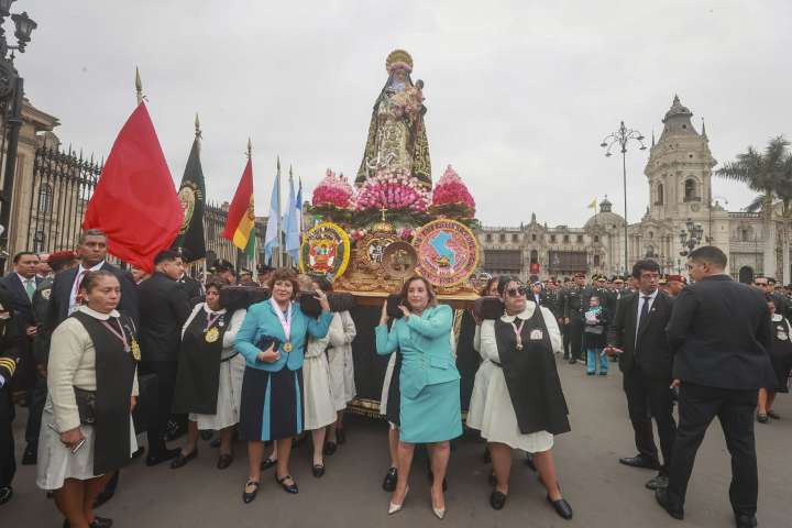 Presidenta Dina Boluarte se unió a cuadrilla en homenaje a Santa Rosa de Lima
