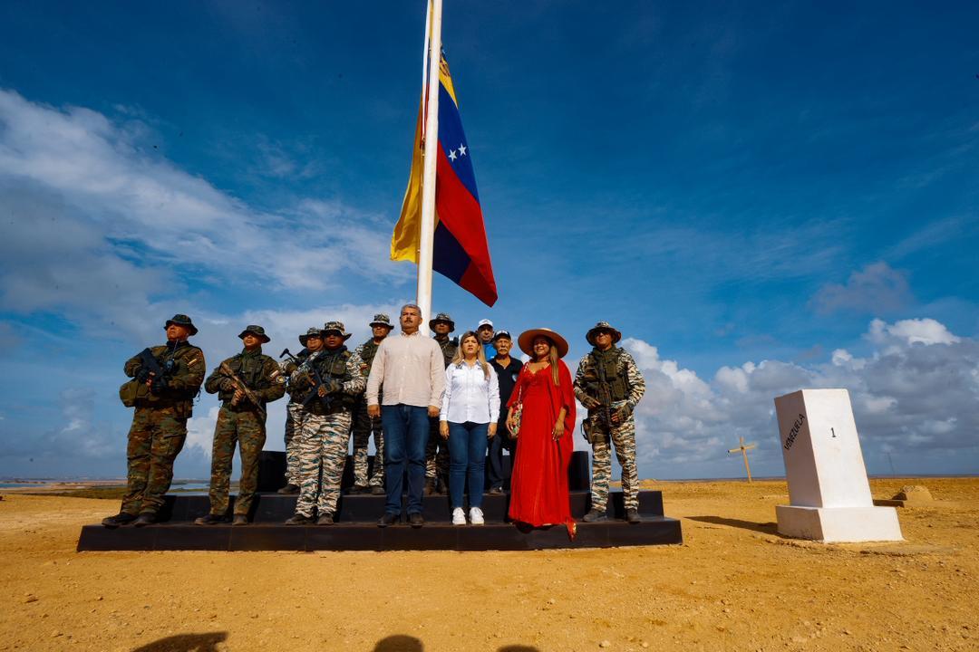 Gobernador Caldera y autoridades militares del Zulia izaron nuevo tricolor nacional en el hito №1