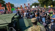 Grupo protesta en contra de federalización de la policía de D.C.