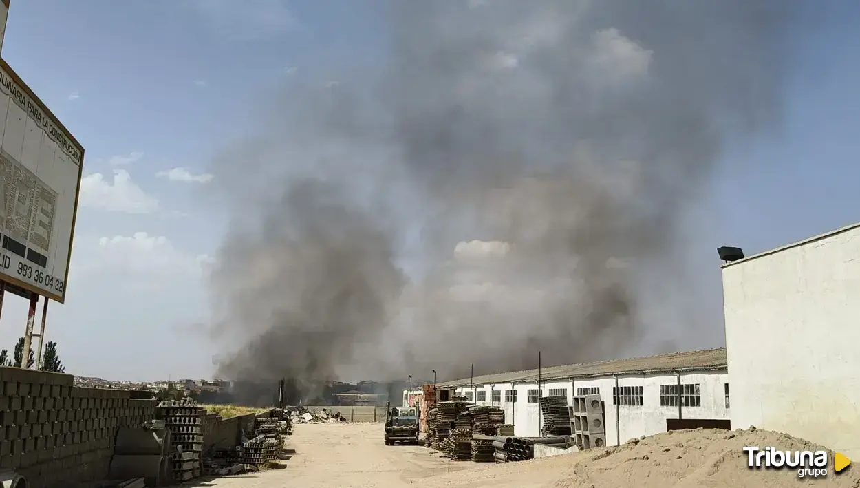 Un incendio de pastos en el polígono de Los Montalvo moviliza a los bomberos de Salamanca