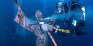 Limpian la emblemática estatua submarina del “Cristo del Abismo” en Italia