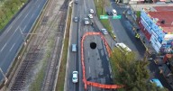 Mega socavón provoca cierre de 3 carriles de la Zaragoza en CDMX