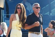 Amal Clooney nos deja el primer lookazo del Festival de Venecia: vestido midi del color tendencia con un original escote