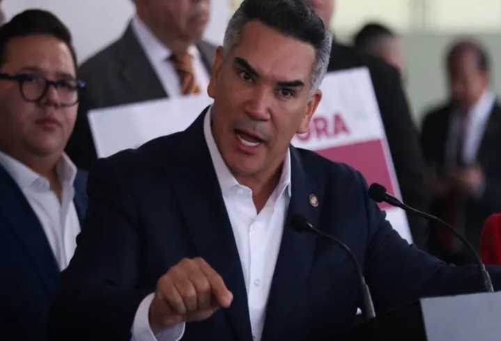 Ante FGR denuncia Alejandro Moreno a Nicolás Maduro