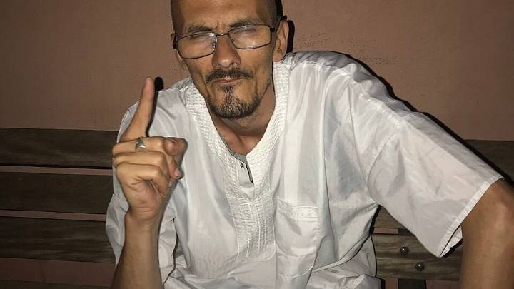 Los hombres que daban palizas al streamer que murió en directo en Francia se presentan en su funeral: "Cuidaron muy bien de mi hijo"