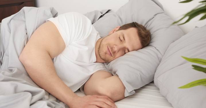 Una nutricionista revela los alimentos 'prohibidos' para dormir bien en verano