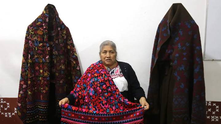 Plagio amenaza a bordados de Hueyapan; artesanas y artesanos demandan protección legal