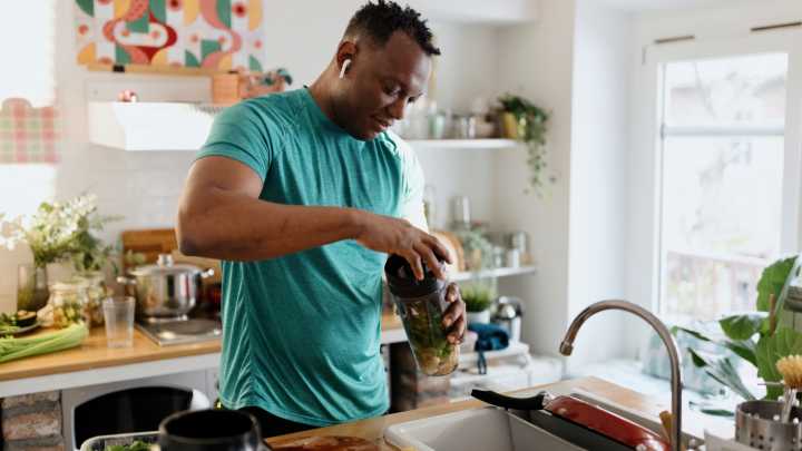 What men should and shouldn’t eat before and after a workout to maximize their training