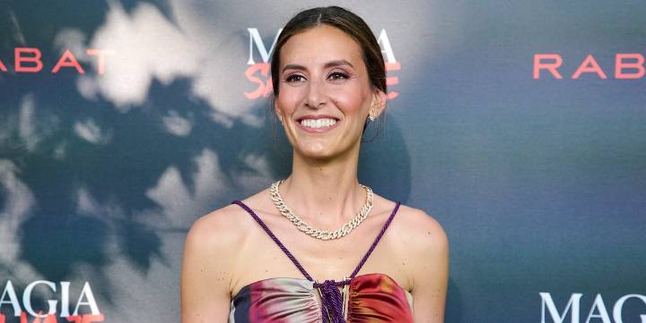 Blanca, de encaje calado y volantes: Ana Boyer confirma la minifalda más elegante del verano