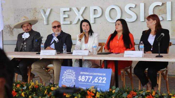 ¡DIF Estatal recibe 877 mil pesos recaudados en el XXXII Campeonato Nacional Charro!