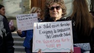 Vecinos y trabajadores de Valentina Norte Rural reclamaron por el Centro de Salud frente a Casa de Gobierno