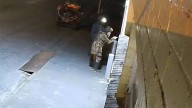 Nuevo CCTV que se cree que muestra un padre fugitivo que ha pasado abriles con sus tres hijos en el desierto