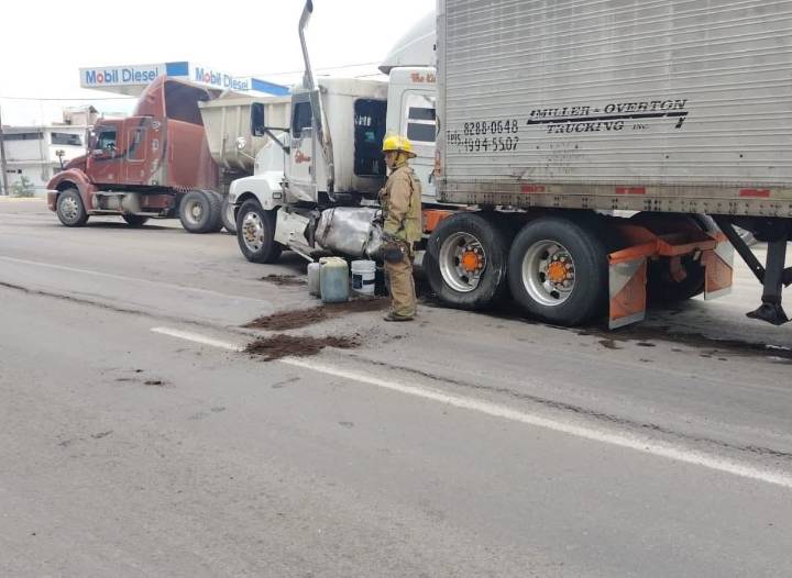 Chocan dos tráilers en la carretera Texcoco