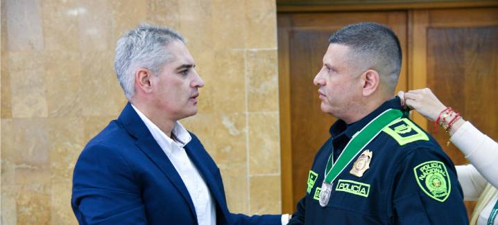 Comandante operativo de Policía departamental recibió Escudo de Antioquia en reconocimiento a su compromiso y trayectoria