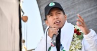 El candidato Andrónico Rodríguez es apedreado después de votar en Bolivia