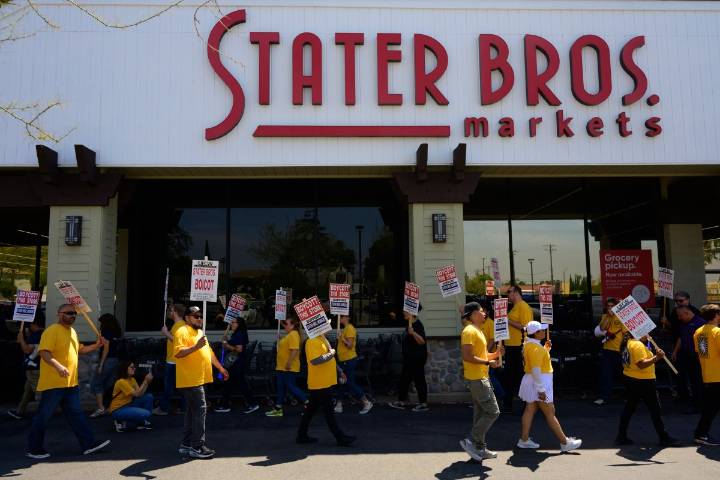 Trabajadores realizan un boicot al supermercado Stater Bros