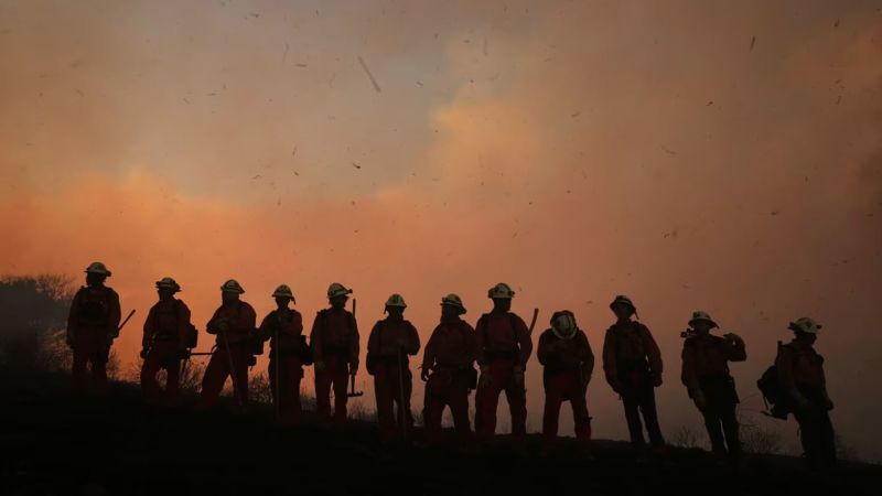 Un incendio forestal arrasa las montañas al norte de Los Ángeles, con miles de personas bajo órdenes de evacuación
