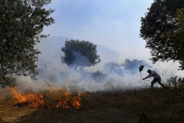 Un muerto y 500 turistas evacuados por incendios en Albania