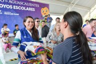 Entrega Tere Jiménez útiles escolares en Calvillo