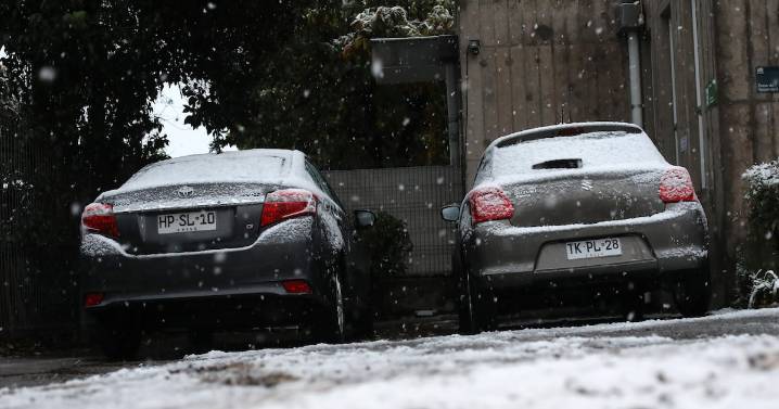 Nevadas obligan a cerrar distintas rutas de la Región Metropolitana y de Valparaíso