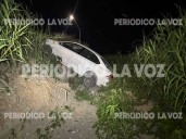 Volkswagen Vento blanco cae al río Monclova en extraño incidente