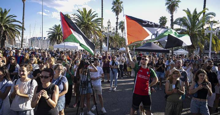 Barcelona se moviliza en apoyo a la Flotilla y llena el Muelle de la Madera