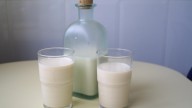Pediatras alertan de los recientes diagnósticos por beber leche cruda: "Existe la falsa idea de que cuanto más natural es algo más sano es"