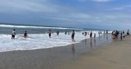 Acuden más de 5 mil a la playa para refrescarse