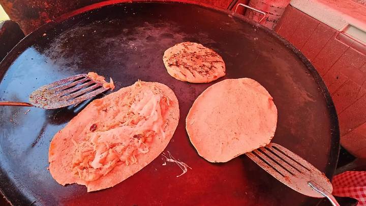 Tortillas hechas a mano: el sabor y esfuerzo del maíz en Metepec