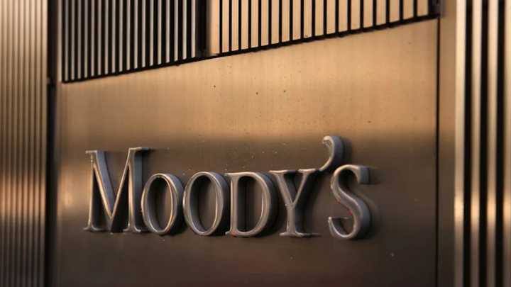 Moody's ve a las bandas como un esquema transitorio y advierte que "un shock político puede descarrilar el ajuste"