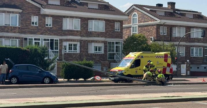 Herido un conductor al empotrarse contra una farola tras salirse de la carretera en Santa Marta