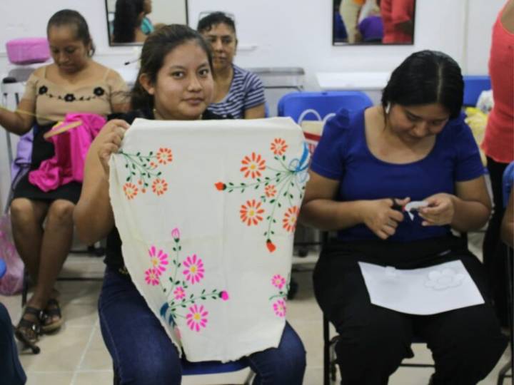 Llega el taller de bordado tradicional a Huejutla