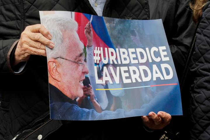 Uribe se presenta ante un juzgado para formalizar su detención por condena a doce años