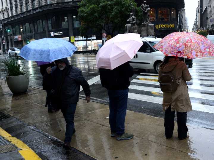 Tormenta en Santa Rosa: lluvia y vientos fuertes en el AMBA y alertas naranja y amarilla en 12 provincias