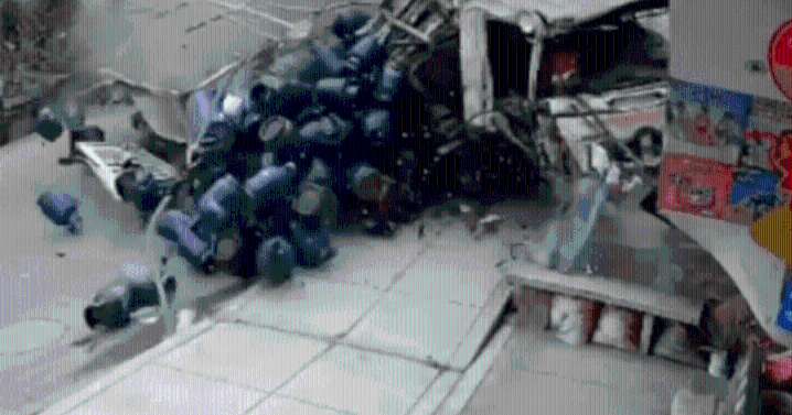 Violento triple choque en la entrada de Pasamayito: camión con balones de gas impacta contra vehículos y vivienda