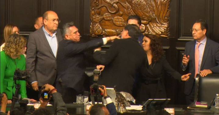 VIDEO: ¡Se arma la campal! Alito Moreno y Fernández Noroña se agarran a golpes en plena sesión