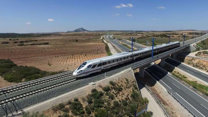 La alta velocidad Madrid-Galicia recupera hoy la normalidad