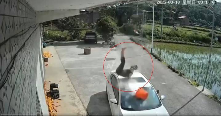 Obrero sobrevive tras caer de un cuarto piso y aterrizar sobre un carro