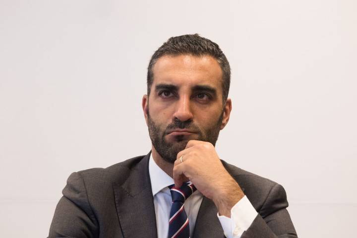 Emiten ficha roja contra Simón Levy
