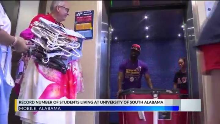 Home away from home: University of South Alabama students move into their dorms