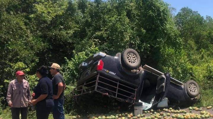 Vualca pick up en carretera a la Isla de la Piedra