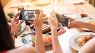 Inegi reporta que 9 de cada 10 mexicanos usa el móvil mientras comen