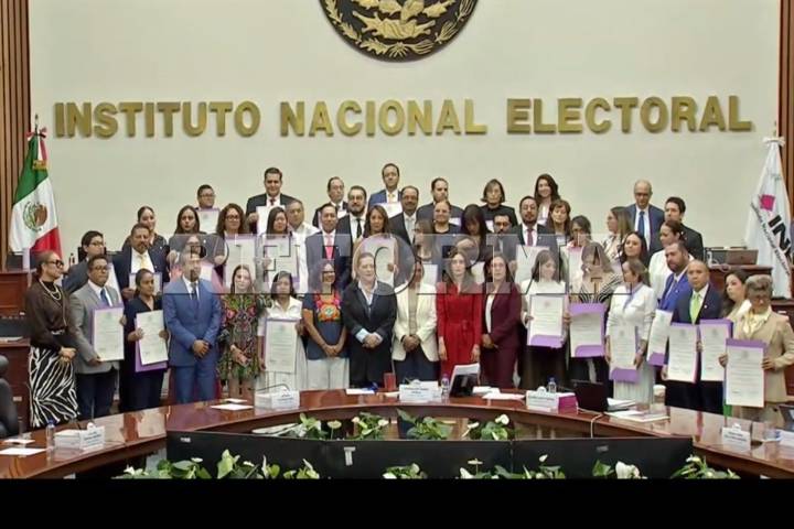 Entrega INE  constancias  a mujeres  y 'reprobados'