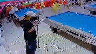Frente a los clientes, captan el momento en que matan a hombre en un billar con balazo en la cabeza