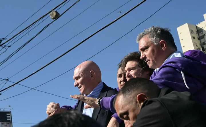 Lanzan piedras y huevos a Javier Milei en recorrido público; hay 2 detenidos